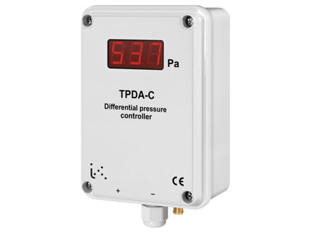 Differential pressure transmitter with built-in controller and display